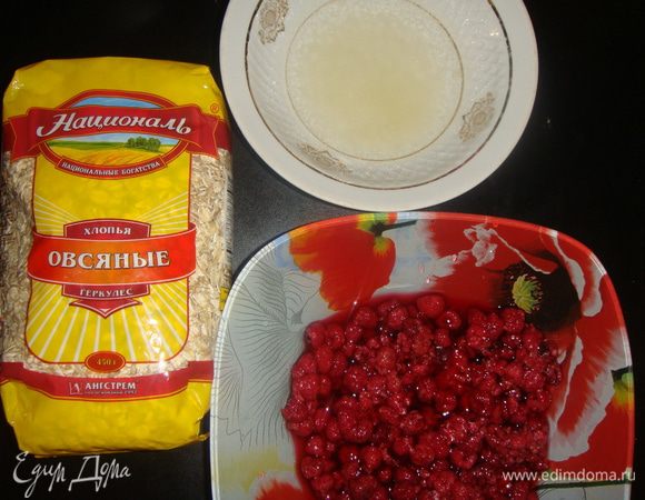 Ягодный слой. Малину разморозить, сок не сливать. Влить 40 мл воды и всыпать сахарную пудру. Желатин замочить в 40 мл воды на 5 минут и потом распустить на водяной бане, немного остудить.