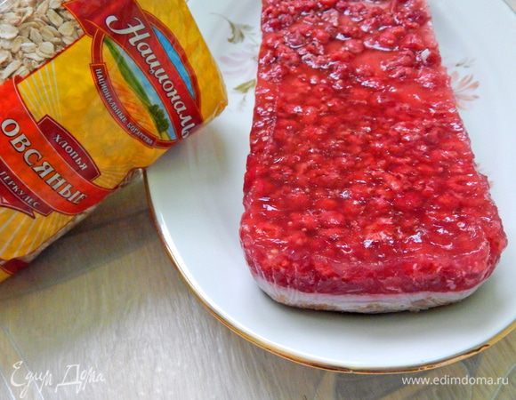 Аккуратно вынуть заготовку для пирожных из формы.