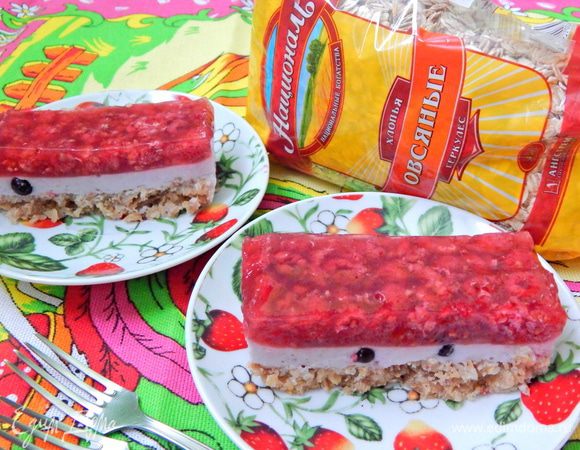 Разрезать заготовку на прямоугольные пирожные и подавать к столу. Нежные и очень вкусные пирожные готовы. Приятного аппетита!