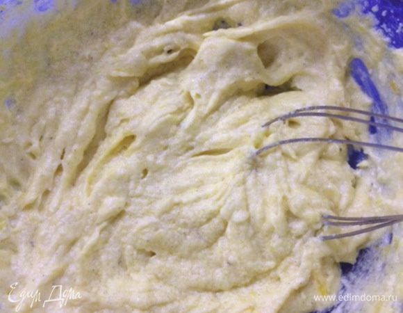 На маленькой скорости миксера вмешиваем к маслу с желтками сухие ингредиенты. Собираем тесто в шар, заворачиваем в пищевую пленку и отправляем в холодильник на 30 минут минимум. 