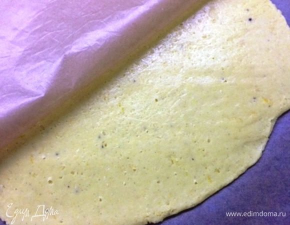 Охлажденное тесто раскатываем между двумя листами пергамента толщиной 0,5 см (можно и толще по желанию).