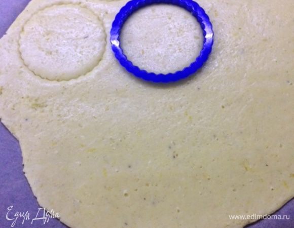 Вырезаем колечки.