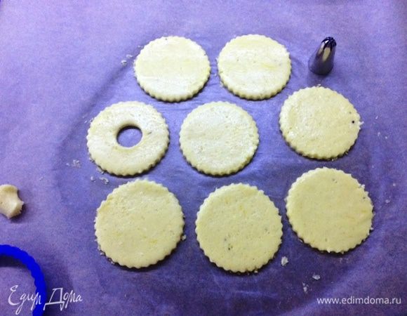 Выемкой поменьше вырезаем центр.