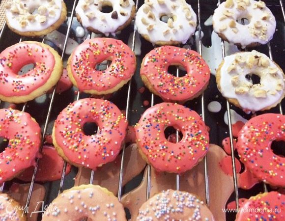 Для глазури смешиваем сахарную пудру с лимонным соком и покрываем коржики. Сверху посыпаем рублеными орехами на свой вкус или же кондитерской посыпкой, кому как больше нравится. Оставляем глазурь застывать.