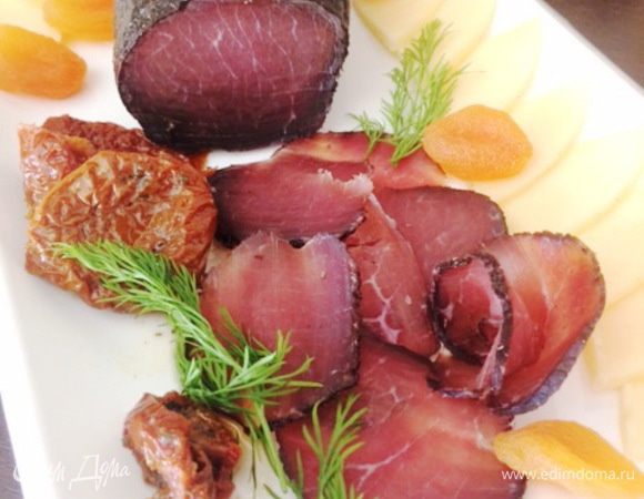 И еще один рецепт от Елены Ковач — вяленое мясо https://www.edimdoma.ru/retsepty/95937-brezaola.
Что я могу сказать — это надо обязательно приготовить и попробовать. Рекомендую настоятельно, любители подобного мяса точно останутся довольны. 