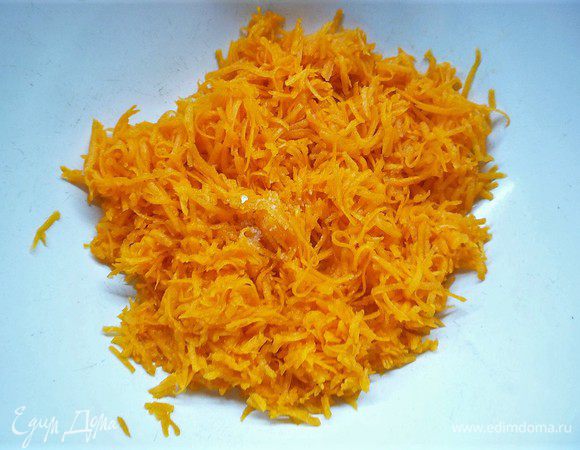Тыкву очищаем и натираем на мелкой терке. Добавляем щепотку соли.