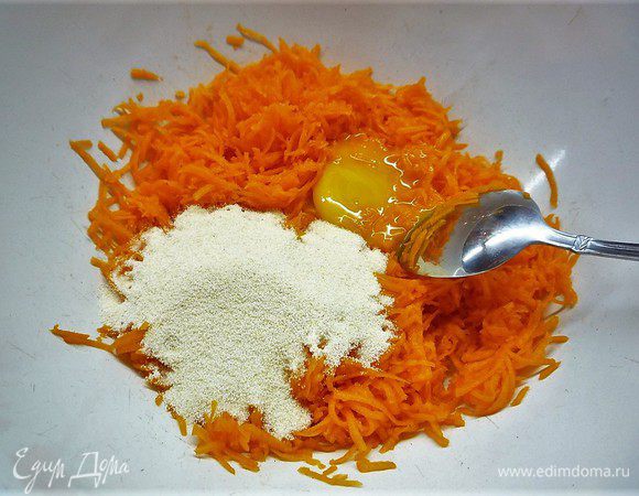 Добавляем к тыкве желтки и манную крупу. 