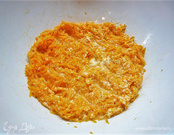 Добавляем молоко и хорошо перемешиваем.