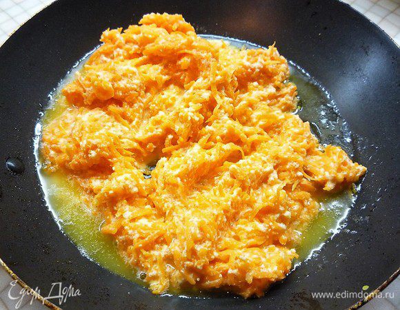 В сковороде разогреваем 1 столовую ложку сливочного масла, перекладываем тыквенную массу и хорошо обжариваем в течение 15-20 минут, непрерывно перемешивая массу. Когда вся жидкость выпарится, а масса станет заметнее суше, то можно снимать с огня.