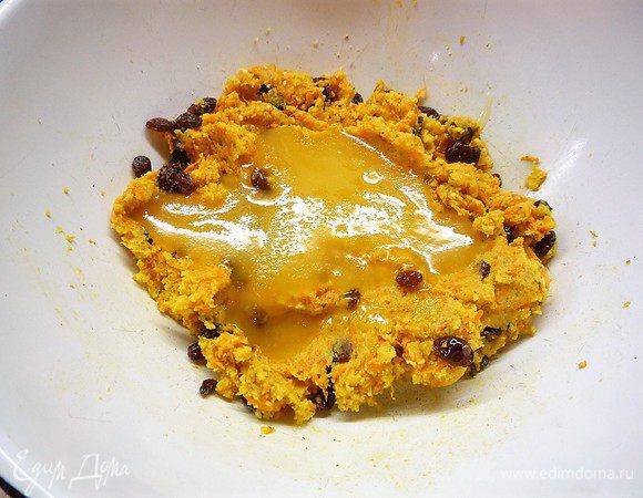 Когда масса станет теплой, добавляем мед, еще раз перемешиваем.