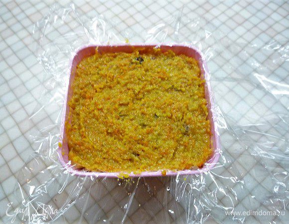 Укладываем массу в форму, застеленную пищевой пленкой. 
