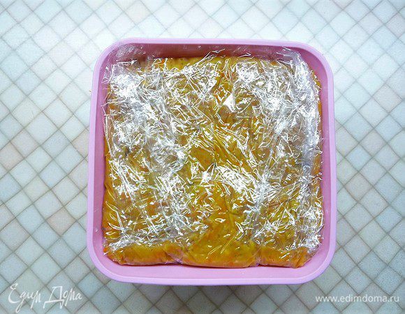 Накрываем сверху пищевой пленкой и отправляем в холодильник на 3 часа или на ночь.