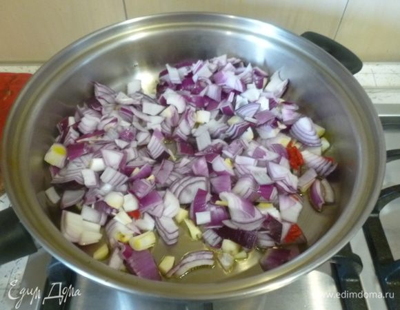 Мелко порубить 4 луковицы, чили, чеснок. В большом сотейнике разогреть оливковое масло. Высыпать лук, чили, чеснок и 2 ч. л. зиры. Жарить 15 минут. 