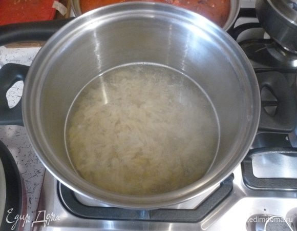 Макароны отварить согласно инструкции.