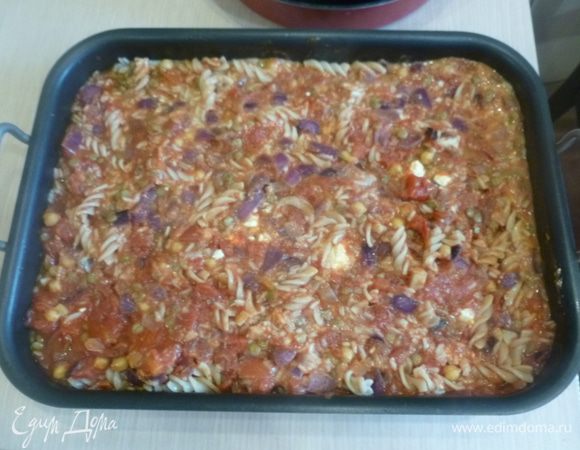 Разогреть духовку до 180°С. Соединить рис, макароны, чечевицу, томатный соус, треть феты, рубленую петрушку. Влить взбитые яйца и все перемешать. Выложить в большую форму и запекать 30 минут.