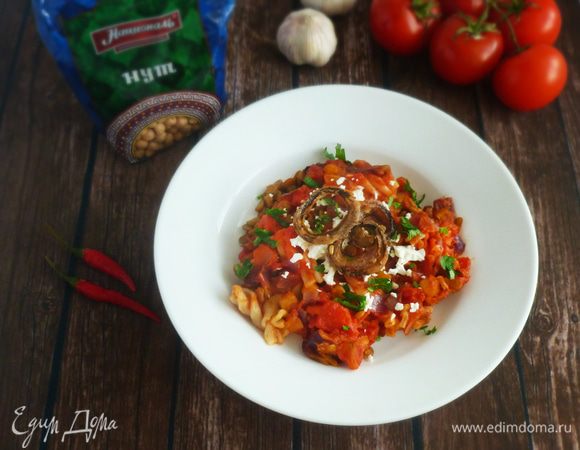 Подавать кушари, посыпав фетой и луковыми колечками. Приятного аппетита!