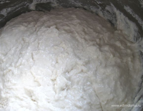 Добавить воду, я брала 1,7 стакана (в исходном рецепте было чуть меньше — 1,6), размешать до однородности. На это вам потребуется 1 минута. Тесто будет липким. Затянуть кастрюлю пленкой и оставить при комнатной температуре на 12-18 часов. 
Тесто увеличится в объеме, и его поверхность будет покрыта массой мелких пузырьков. У меня на этот процесс ушло 14 часов.