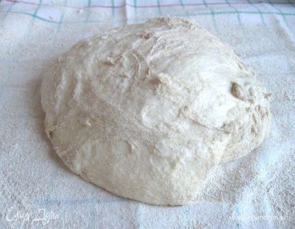 Затем посыпать полотенце ржаной обдирной мукой (Михаил рекомендует брать муку крупного помола или отруби). Положить на него тесто, постараться сформировать округлую форму теста. 