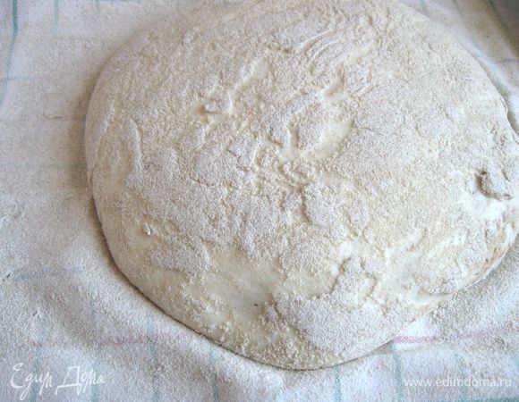 За полчаса до готовности теста разогреть духовку до 230°С вместе с казаном. Через 30 минут  аккуратно вынуть казан из духовки (не обожгитесь!). Поместить в него тесто: снять верхнее полотенце и, подсунув ладонь под нижнее полотенце, перевернуть тесто в казан. Накрыть казан крышкой и поместить в духовку на 30 минут. Затем снять крышку. Хлеб будет выпекаться без крышки еще 20-30 минут до румяной корочки.
