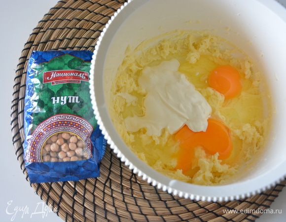 Добавить яйца, сливки (можно сметану), хорошо взбить.