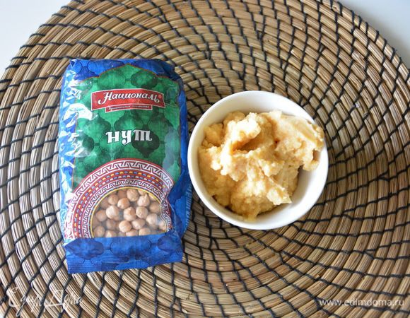 Нут ТМ «Националь» замочить на ночь в воде. Утром отварить в новой воде в мультиварке 1 час 20 минут в режиме «Варка». Измельчить нут в блендере, добавив немного воды. Нам нужно 150 г нутового пюре.