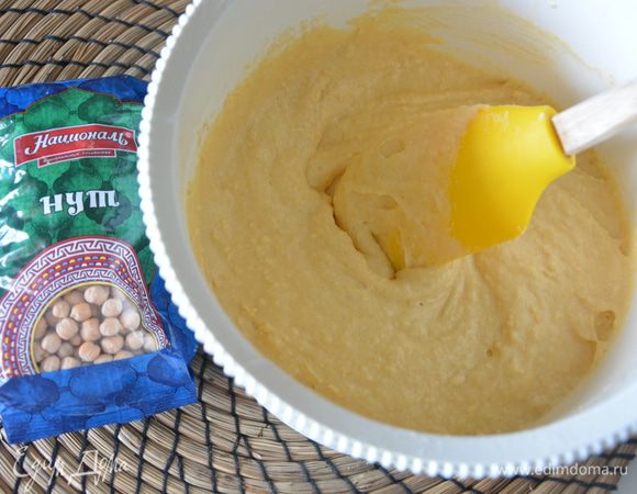 К нутовой смеси добавить просеянную муку, разрыхлитель, соль. Перемешать до однородной массы.