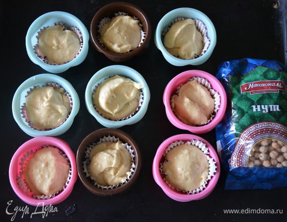 В силиконовую или металлическую форму для выпечки капкейков вложить бумажные формы для капкейков, можно обойтись без них. Разлить тесто по формам, по 2 ст. л. с горкой в каждую. Вышло 9 капкейков.