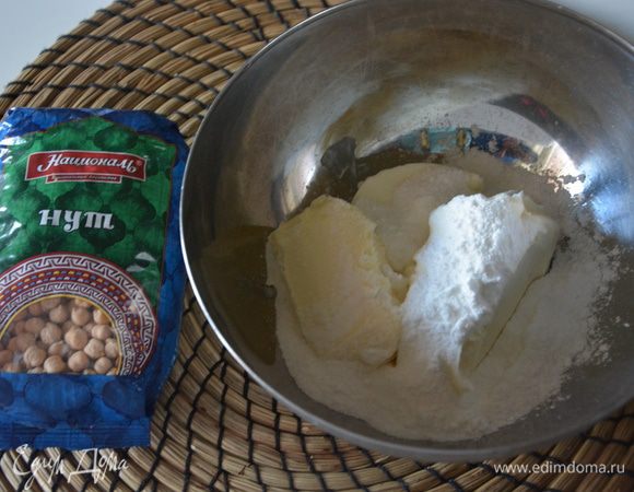 Взбить все ингредиенты для крема: размягченное сливочное масло, сахарная пудра и холодный творожный сыр. Взбивать 5-7 минут.