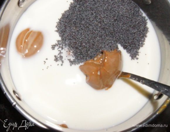 В кастрюле нагреть молоко, добавить мак, соль, вареную сгущенку. Перемешать венчиком до растворения. 