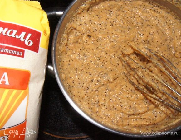 В кипящее карамельное молоко струйкой всыпать манную крупу ТМ «Националь». Постоянно помешивая, сварить густую кашу. 