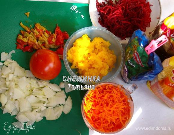 Подготавливаем овощи. Сырую тыкву, свеклу, морковь чистим от кожицы и натираем на крупной терке.  Лук нарезаем кусочками. Перец и помидор — кубиком.