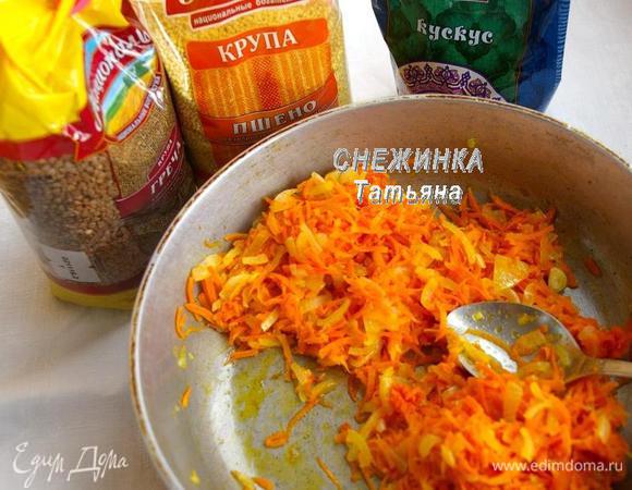 На сковороде нагреваем растительное масло, затем вначале томим до прозрачности лук. Добавляем морковь и пару минут обжариваем на небольшом огне. В конце солим по вкусу.