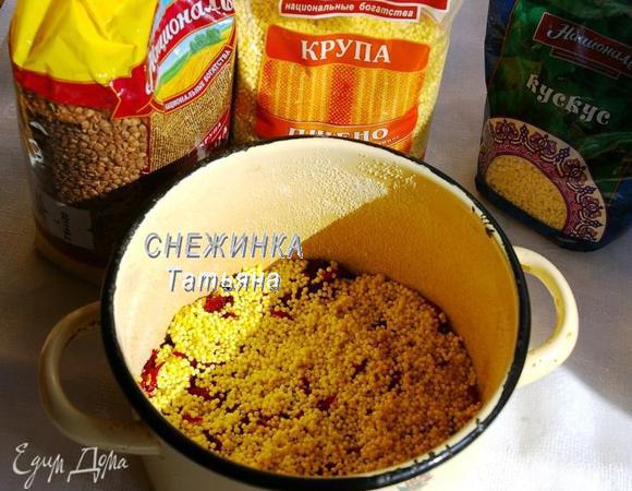 Укладываем продукты в следующем порядке: на дно распределяем свеклу, затем пшено. Солим. Стараемся утрамбовывать слои достаточно плотно.