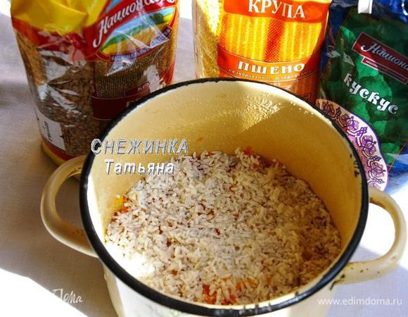 Затем обжаренные морковь с луком и рис. Солим. Соли не жалеем, ведь мы еще будем заливать все водой.