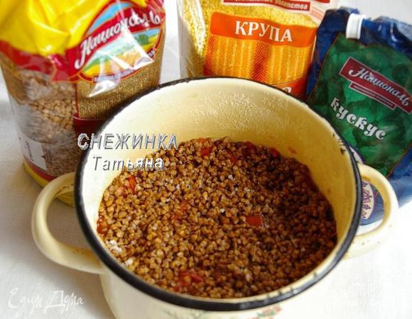 Теперь очередь перца и помидора, сверху — греча. Солим.