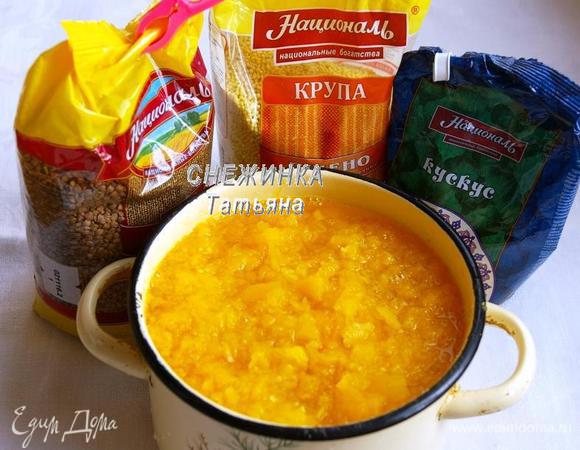 Самый последний слой — тыква. Теперь заливаем все водой. Аккуратно. Лучше протыкать в нескольких местах пирог до дна ножом, чтобы дать возможность воде равномерно распределится. Использовать необходимо все количество воды. Ставим кастрюлю на огонь. Даем закипеть и на небольшом огне варим под крышкой 15 минут. В это время разогреваем духовку до 190°С. Ставим закрытую кастрюлю в духовку еще на 30 минут.