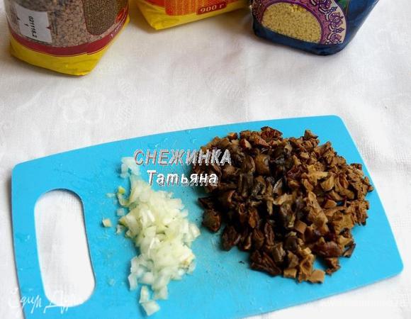 Пока пирог готовится, варим соус. Для этого измельчаем луковичку и грибы (сухие и шампиньоны). Несколько целых шампиньонов оставляем для украшения.