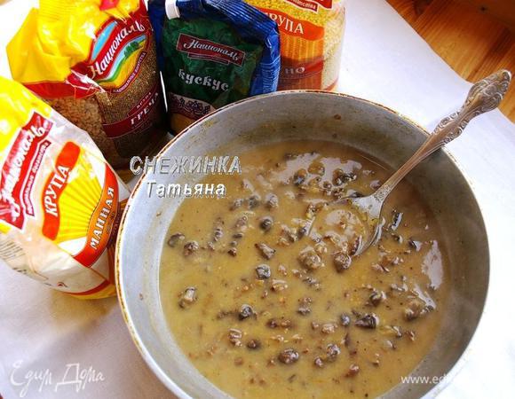 Вливаем грибной отвар, доводим до кипения и варим несколько минут соус до легкого загустения. Солим, перчим по вкусу, добавляем мускатный орех. Снимаем с огня и оставляем остыть до теплого.