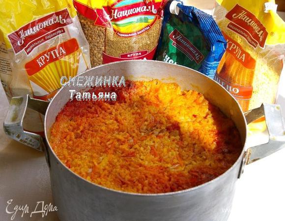 Когда пирог в кастрюле готов, проверяем, чтобы вся жидкость впиталась. Оставляем его, даем еще готовому блюду 5-10 минут «дойти», настояться.