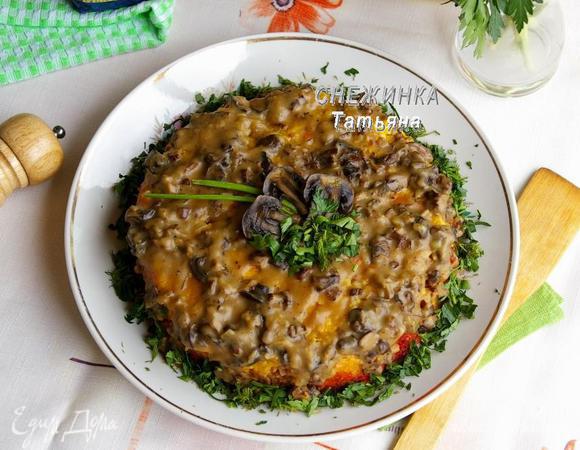 Поливаем соусом. Украшаем измельченной зеленью и шампиньонами.