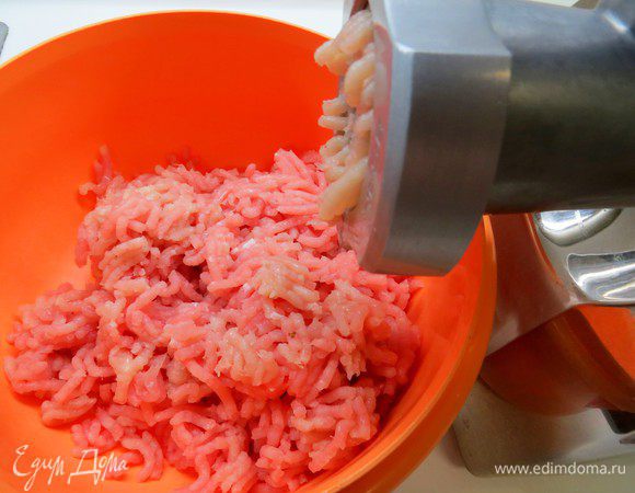 Готовим тефтели. Филе и лук пропустить через мясорубку, посолить, поперчить, хорошо перемешать. 