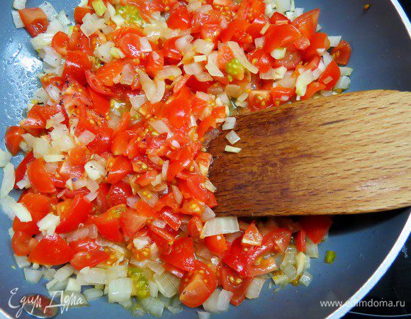 Готовим соус. 
Лук и чеснок мелко нарезать. Помидоры нарезать небольшими кусочками (можно предварительно с помидоров снять шкурку, я не стала, поскольку у помидоров черри шкурка тонкая и особо не чувствуется). 
На растительном масле обжарить лук и чеснок, добавить помидоры и тушить в течение 3–4 минут. 
