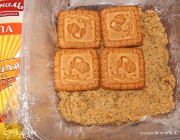 Форму или контейнер выстелить пищевой пленкой. Выкладывать десерт слоями, чередуя манную кашу с печеньем. Убрать в холодильник на 3-4 часа.