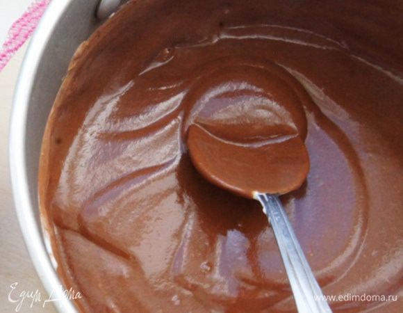 Приготовить глазурь. В кастрюле смешать какао, сахар и сметану. Поставить на плиту и варить, постоянно помешивая, до растворения сахара. Добавить масло и хорошо размешать. Глазурь готова.