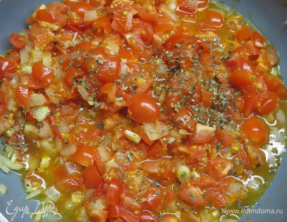 Тимьян освободить от веточек, добавить к помидорам, посолить, поперчить, затем тушить в течение 2–3 минут. Можно использовать сушеный тимьян, если под рукой нет свежего. 