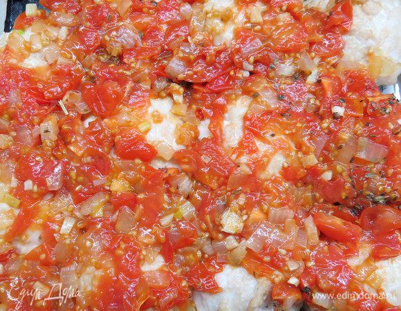 Из духовки достать тефтели и залить их соусом. 
Поставить в духовку и запекать при температуре 180°С в течение 10 минут. 
