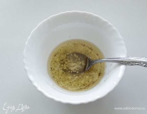 Для маринада: 3 зубчика чеснока очистить и нарезать мелкими кусочками, смешать в миске лимонный сок, оливковое масло, чеснок, соль и специи.
