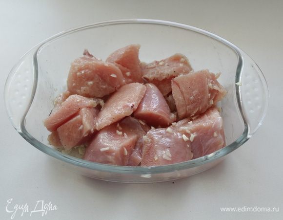 Кусочки курицы уложить в жаропрочную посуду и полить их маринадом. Отправить  в холодильник на 1-2 часа, мариноваться. Духовку разогреть до температуры 180°С. Запекать замаринованную до готовности.

