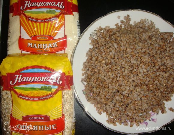 Гречку перебрать, хорошо промыть и отварить в подсоленной воде до готовности.