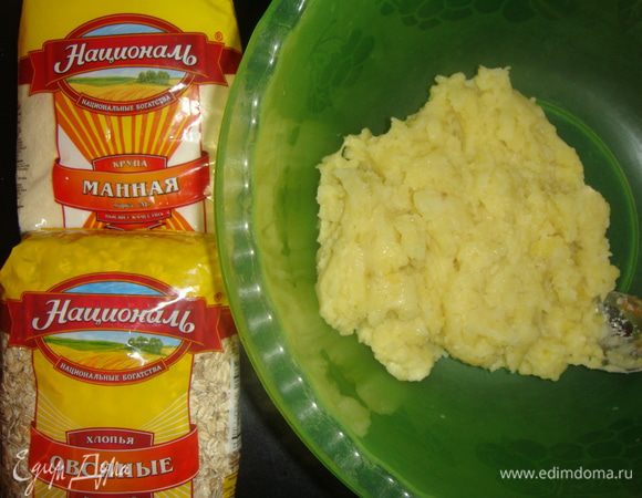 Картофель помять и выложить в глубокую миску.